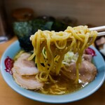 yokohamara-memmachidaya - 麺は柔らかめに指定、加水率高いモチモチ麺へと変身します。