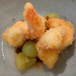 Espai Coch Kobe - エビを揚げた物に蕪のソース。マスカットも有り。