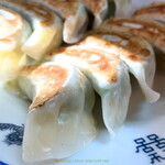 三ちゃん - 餃子の皮から透けて見えるニラ他野菜の翡翠色が良い 2023.12.9