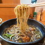 蕎麦切りむら多 - 焦がしかしわ蕎麦（いぶり鶏）（温）-そばは平麺タイプ