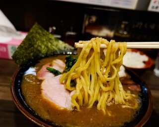 神田ラーメン わいず - 麺は三河屋製麺の中太縮れ平打ち麺、柔らかめにしたらモッチモチの食感でした。家系の麺って柔らかめ結構アリだと思う。