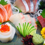 雑食家。 - 料理写真:鮮度が自慢！お造り盛り合わせは彩りもきれいで、見た目もお楽しみいただけます☆
