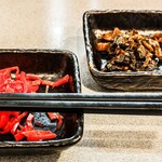 ラーメン 三九 - 真っ赤な紅生姜と本格的な辛さの辛子高菜