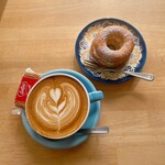 モモンガコーヒー - カフェラテとコーヒークリームドーナツ