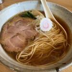 Chuukasoba Uzu - 中華そば(しょうゆ)
                      鰹節のきいた美味しいスープとパツパツの麺が
                      美味しかったです♪
                      美味しいご飯(撮り忘れ)との相性も最高♪♪
                      スープはぬるめでした