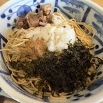 Chuukasoba Uzu - 和え玉(1玉)
                      これとライスで食べられる程しっかりした味でした
                      でも食後に喉は渇かなかったです
                      ラーメンより更にパツパツした麺で蕎麦のよう