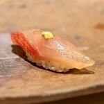 千葉たかおか - さぁ、待っていました！握りのスタートです♪
      まずはシグニチャーとも言える金目鯛。
      お出汁で漬けて旨味倍増なんです。芥子のアクセントが新鮮で、本当に唯一無二ですね。