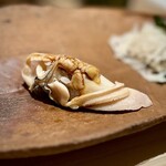 千葉たかおか - 包丁で丁寧に仕事を施してくれているので、もったりと噛み疲れることなく、純粋に蛤の味わいを楽しめます。
