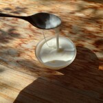 Coffee, Tea & Cake 茶徠 - ◯かなり粘りのあるギリシャヨーグルトだねえ❕
この『はちみつ』なかなかな味わいだぞ❕
これは割と高級なはちみつを使用している感じ

混ぜ合わせるとこれは美味しいぞ❕