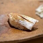 千葉たかおか - この小鯛、ちょっと美味し過ぎるんですけど！！
                                ほんのりと酢で締めて、柚子の香りとの爽やかさのバランスがめっちゃいい♡
                                シャリも柔らかく握ってあるので、ネタのふんわりした口触りともピッタリ♪