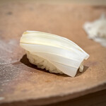 千葉たかおか - 見るからに張りがありますねぇ。
      パキッとしたこの張力と、サクッとした歯応え、そして咀嚼と温度変化で広がる甘み。
      墨烏賊らしさが全部収まっています。