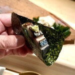 千葉たかおか - 軽く締めた酢が、やっぱり鯖との相性がいいですよね♪
      この棒寿司、カットする前から「一本丸ごと売って欲しい」と念じながら見ていました(^^)
      食べた後は、もっとそう思います（笑）。