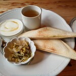 Coffee, Tea & Cake 茶徠 - モーニングサービスのアップ

少しドリンク代が高くは感じるけれど
上質感のある味わいの珈琲と
モーニングサービスを食べ、質の良い接客を受けたら
かえってお安く感じてしまう❕