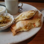 Coffee, Tea & Cake 茶徠 - クラッシュエッグと人参入りのポテサラを
混ぜたような具材な味わいで美味しい