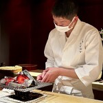 千葉たかおか - 皮目を炙るのも、しっかりと炭火で。
      こういう丁寧なお仕事が、香りの違いにつながります。