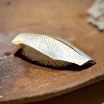 千葉たかおか - 身の厚さがちょうど良いし、酢の〆具合や食感も最高！
      こりゃ、後を引く小肌ですねぇ。
      旨味溢れる金目の後でも、まったく負けません。