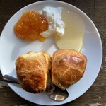 天気輪の柱 - 杏子？ジャムと、ホイップとはちみつ。サクッとフワッと温かいスコーンが二つは嬉しい。よくあるアフタヌーンティーで出てくるような丁寧な作りで、味わいもまたかなり本格派で美味しい。