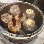 Noda Shuumai Ten - 蒸し焼売のセットにはチーズや唐辛子と個性派揃い