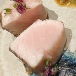 温石 - 鰆の薄桃色の身。手前には微かに見えるポワソンナクレ