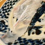 温石 - ヒラメの薄造り。お皿の文様が透けて見えます