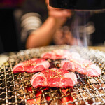 炭火焼ホルモン　ぐう - "飲めるロース"