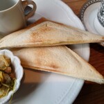 Coffee, Tea & Cake 茶徠 - ◯ホットサンド
ミッチリと具材が入っていて作り立てで温かい
中身の具材は日によって変わるのかな❔