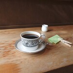 Coffee, Tea & Cake 茶徠 - ◯コーヒー
珈琲豆を電動ミル挽きする音が聞こえてきた

酸味の広がり方が豊かで苦みは奥深い
しかも円やかさまで感じて珈琲の旨味もある
味わい深い味わいだねえ❕
珈琲専門店レベルの味わいだと思えるぞっ❕