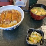 なか卯 - 料理写真:カツ丼、味噌汁、お漬物　¥740