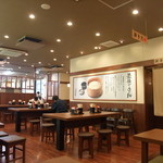 Marugame Seimen - 店内にはテーブル席、カウンター席、小上がり席があります