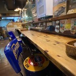 ユーケー ワイルドキャッツ - お一人様はカウンター席が多いです。店の中央にもアイランド型のカウンター席があります。