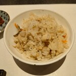 Nihonryouri Kairantei - ◯鶏加薬御飯
                      牛蒡の味わいと鶏のお上品な旨味を感じる
                      薄味な醤油出汁味わい
                      
                      先程の鶏肉と同じで、何となくは鶏の嫌味を感じる
                      
                      ただこれ単体で食べてたら判らないと思える
                      なのでこのご飯をお代わりしてる