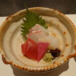 Nihonryouri Kairantei - ▷造里
                      ◯三種盛り合わせ　あしらい一式
                      マグロ、鯛、イカ
                      一定以上（会席料理）のレベルな品質と味わい
                      
                      いつもとは違って、少し甘味のある醤油が使われているので
                      刺身も前回より旨味が増すように感じる