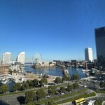 イリエスケープ - カウンターからの景色です。この日は快晴でみなとみらいが見渡せました☀️