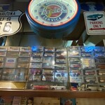 ユーケー ワイルドキャッツ - 所狭しとアメ車のミニカーだらけで見ていて飽きません。