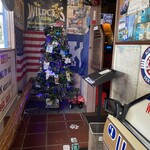 ユーケー ワイルドキャッツ - 入り口付近です。混んでいる時は、左の壁下の丸太に腰掛けて待ちます。