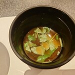 Nihonryouri Kairantei - ◯赤出汁
                      飲む前に郡上味噌の様な豆味噌な香りが香ってきた
                      
                      しかし飲んでみると郡上味噌にある特有な酸味や味わいは
                      良く判らないのだけど、、、
                      ミックスの赤味噌みたいで
                      何種類か配合されてるのかも❔