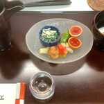 御料理　山上 - 最初にお粥でお腹を温めて（右）気遣いが素晴らしい　八寸　久保田の紅寿