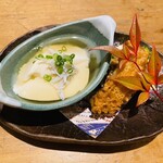 くし路 - お通し。出汁の豆腐にしらす、ホッケの唐揚げ、クラッカーにパンチェッタ？のってたやつ(写真見えないw)