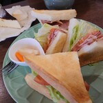 DAIBAN COFFEE cafe - バスクチーズケーキセット880円、BLTサンドセット1,100円✨ドリンク付きのセットです。具だくさんの出来たてサンドも絶品。