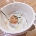 Italian Bar ANCORA - ★★★お通し 330円 少し トマトが入ったオニオン クリームスープで美味しいし こじゃれてる！