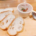 Italian Bar ANCORA - ★★レバーパテ 660円 バゲットが4枚で物足りない。 せめて バゲットは焼いて欲しい。
