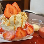 DAIBAN COFFEE cafe - 苺氷1,680円✨冬季限定です。今回は生クリームをピスタチオクリームに変更♡大粒のあまおう、酸味はありますが
      練乳やピスタチオクリームで極上のスイーツ。ほんのりキャラメルソースとくるみも！