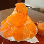 DAIBAN COFFEE cafe - 柿氷1,680円✨私のオーダーです。ミルク氷に柿の果肉、柿シロップのみ！ダイレクトに柿が味わえます♪パッと見、みかんにも見えてしまいましたが秋王使用なのだそう。