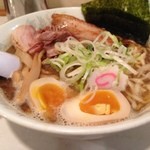 頑者 - 特製ラーメン！  頑者のつけだれの味わいをしっかり堪能できる濃厚なスープ。脂の効果でアツアツキープというのがラーメンの良いところ。もちろん魚粉もたっぷり。中太麺の味わいも上々。