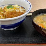 Katsuya - カツ丼、最初に写真撮るの忘れて、だいぶ食べ進めてしまいました。実際はもっと入ってます。