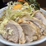 ラーメン二郎 - 小ぶた（1,070円）＋ネギ（120円）＋ニラキムチ（120円）＋汁なし（100円）、ニンニクコール