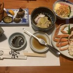 紫 - 酢の物　フグの唐揚げ　バイ貝　蛸の酢の物　サラダ　魚の煮凝り　コッペ蟹