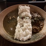 麻布十番 薬膳カレー 新海 - 2種盛り薬膳カレー(左:スリランカ風薬膳スープカレー、右:鶏と生姜の煮込み薬膳カレー)