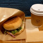 En cafe - ホットサンド ハム＆トマト：450円　ホットコーヒー：400円