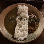 麻布十番 薬膳カレー 新海 - 2種盛り薬膳カレー(左:スリランカ風薬膳スープカレー、右:鶏と生姜の煮込み薬膳カレー)